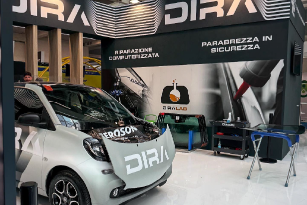 Addetto DIRA ripara parabrezza